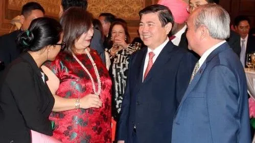 Chairman of the HCM City People’s Committee Nguyen Thanh Phong (second from right) and Leow Siu Lin, Consul-General of Singapore in HCM City (second from left).