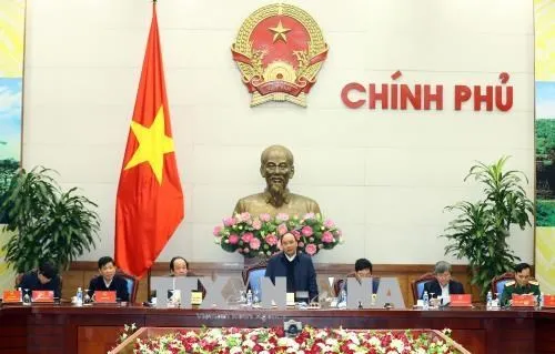 Prime Minister Nguyen Xuan Phuc chairs a meeting with the Vietnam-Laos Cooperation Committee, relevant ministries and sectors on January 13. (Photo: VNA)