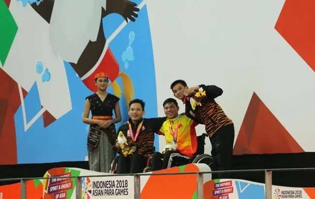 Handicapped swimmer Vo Thanh Tung breaks the record of the 2010 Asian Para Games in Guangzhou, China, after he triumphed in the men's 200m freestyle S5 on October 10. (Photo: VNA)