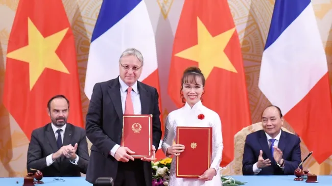 The US$6.5-billion purchase agreement was signed in Hanoi on November 2 by Nguyen Thi Phuong Thao, Vietjet’s President and CEO (second from right) and Christian Scherer, Airbus Chief Commercial Officer.