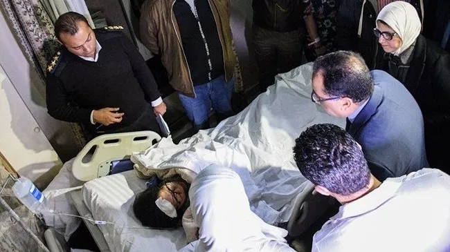 Egyptian Prime Minister Mostafa Madbouli (second, right) visits the Vietnamese victims at the hospital (Photo: AFP/VNA)