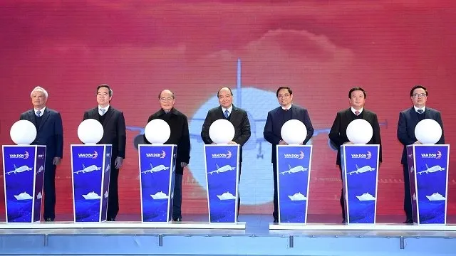 Prime Minister Nguyen Xuan Phuc (centre) and other delegates at the of the Van Don International Airport (Photo: VGP)