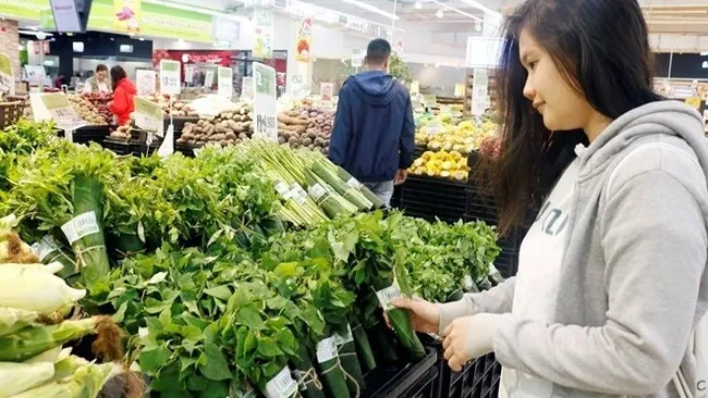 Banana leaves are used to wrap vegetables at a supermarket (Photo: VNA)