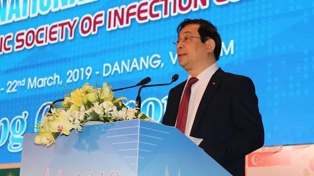 Director of the Health Ministry’s Medical Examination and Treatment Department Luong Ngoc Khue speaks at the congress.