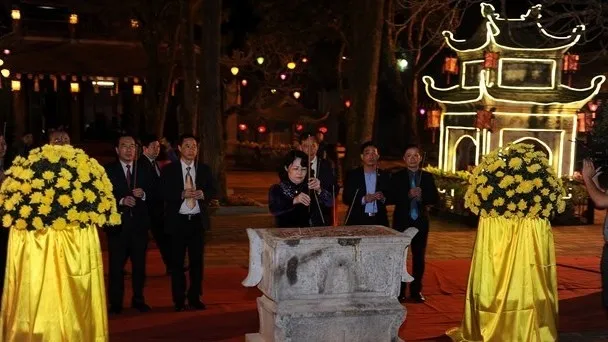 Vice President Dang Thi Ngoc Thinh offers incense to commemorate monk Huyen Quang - the third progenitor of Truc Lam Zen Buddhism (Source: VNA)