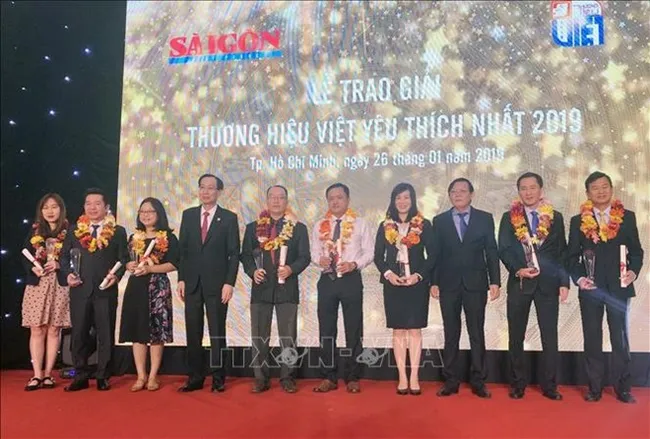 Representatives from most popular Vietnamese trademarks in 2019 receive their awards at the event (Photo: VNA)