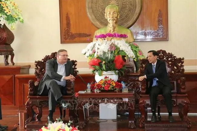 Hungarian Ambassador to Vietnam Ory Csaba (L) and Can Tho City chairman Vo Thanh Thong at the meeting - PHOTO: VNA