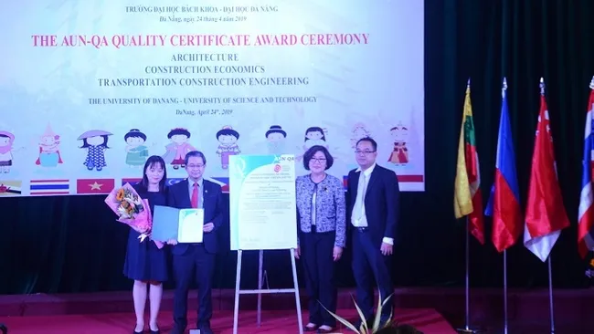The University of Da Nang - University of Science and Technology receives AUN-QA certificates for its three training programmes. (Photo: VGP)