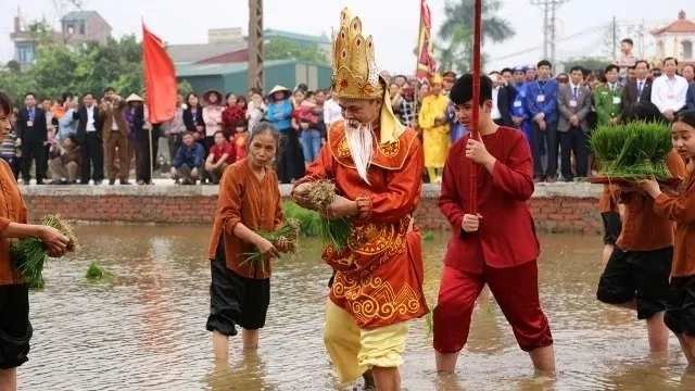 The re-enactment of a Hung King's teaching local residents how to cultivate rice. (Photo: NDO/Ngoc Long)