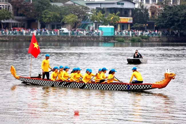 A boat race team at the event (Source: http://www.hanoimoi.com.vn)