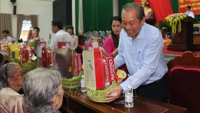 Permanent Deputy Prime Minister Truong Hoa Binh presented gifts to heroic Vietnamese mothers. (Photo:VNA)