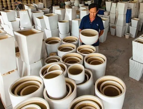 A ceramic plant in Binh Duong province. Ceramic firms have stepped up investment to bolster their competitiveness in the domestic and export markets (Photo: VNA)