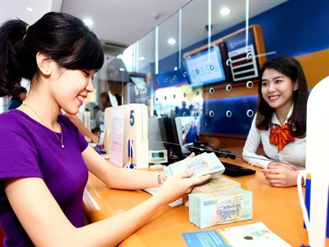 The interest rate for Vietnamese dong deposits is stable at 4.8-5.5 percent per year for terms of less than 6 months (Photo: VNA)