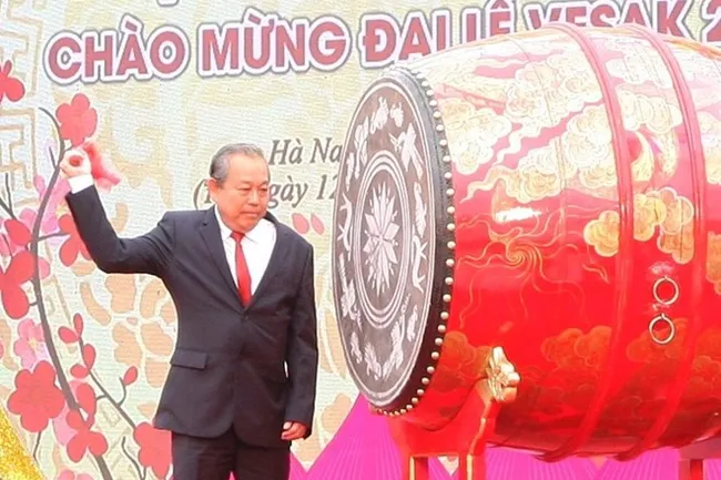 Permanent Deputy Prime Minister Truong Hoa Binh beats the drum to open the festival (Source: laodong.vn)
