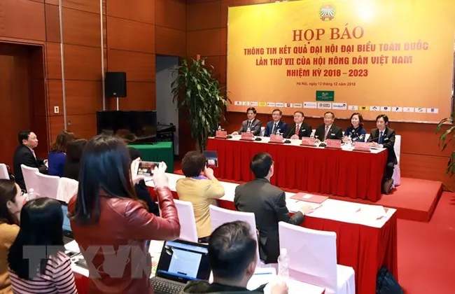 The Central Committee of the Vietnam Farmers’ Union (VFU) re-elects Thao Xuan Sung as Chairman of the union for the 2018-2023 tenure at its first meeting on December 12 (Photo: VNA)