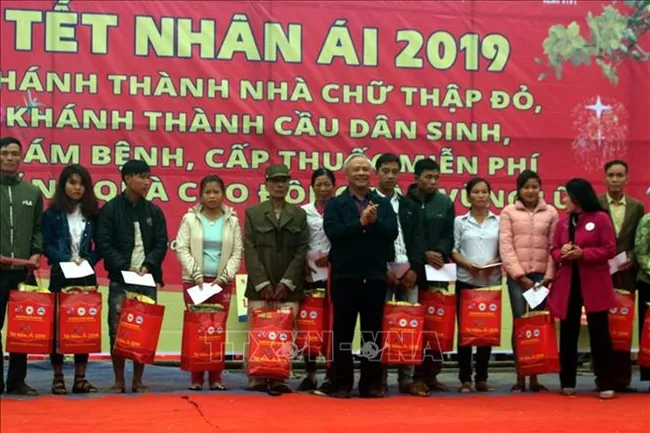 National Assembly Vice Chairman Uong Chu Luu presents gifts to locals affected by disasters (Source: VNA)