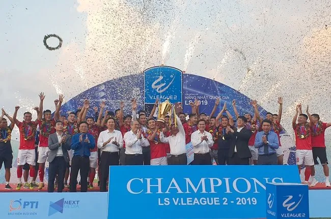Hong Linh Ha Tinh take the overall trophy at the 2019 First Division tournament. (Photo: Vnexpress)