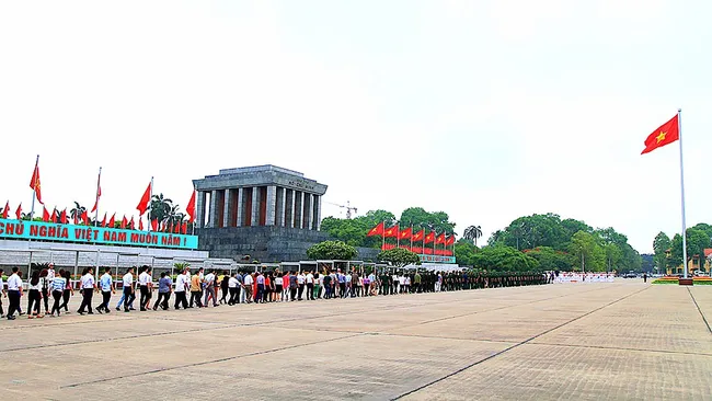 Thousands of visitors pay tribute to President Ho Chi Minh at his mausoleum in Hanoi during the National Day holidays. (Photo: hanoimoi)