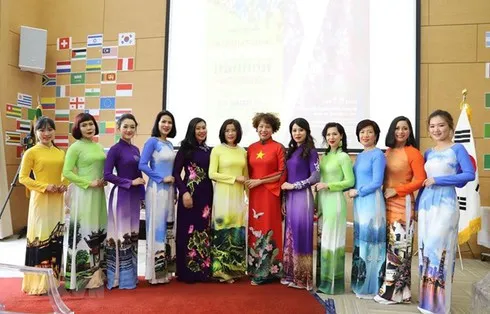 Vietnamese performers a the festival