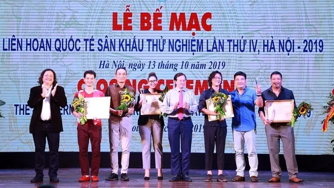 Gold medals were presented to the four best plays. (Photo: VOV)