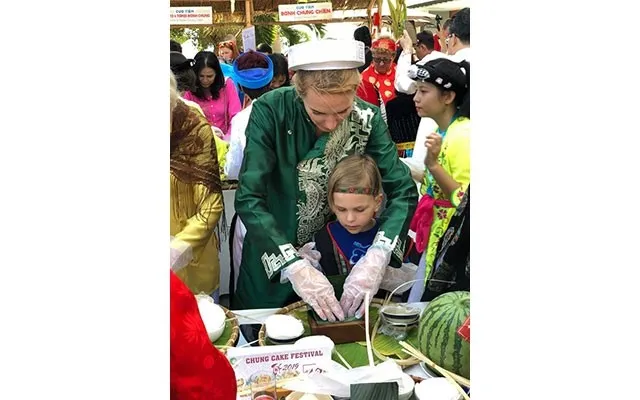 International visitors experience in making Vietnam’s Banh Chung (square glutinous rice cake). Photo: Hong Linh