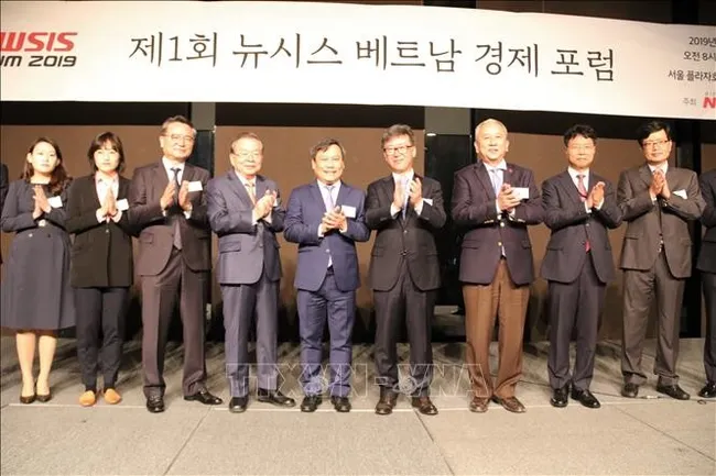 Representatives of the Vietnamese Government and the RoK Government attend the forum. (Photo: VNA)