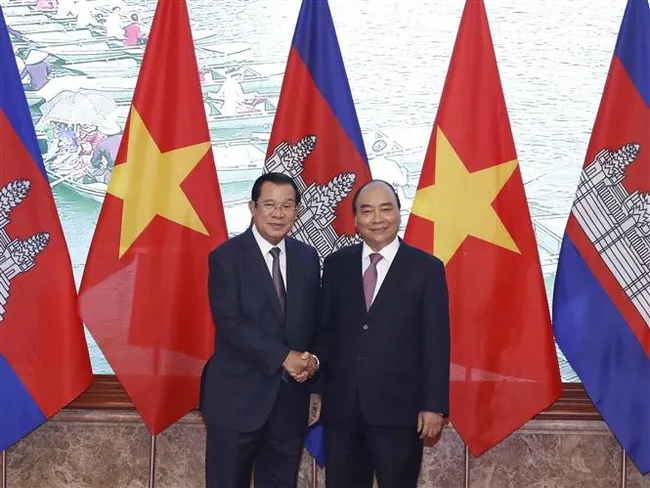 Prime Minister Nguyen Xuan Phuc and his Cambodian counterpart Samdech Techo Hun Sen