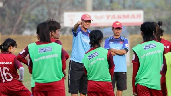 Vietnam head coach Mai Duc Chung and his players during a training session. (Photo: VFF)