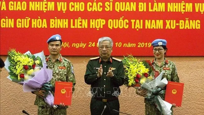 Deputy Defence Minister Nguyen Chi Vinh and two Vietnamese peacekeeping officers