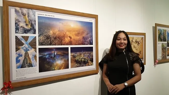 Gold medallist Phan Thi Khanh from Ho Chi Minh City stands next to her photo collection entitled ‘Landmark 81 – Khat Vong Vuon Cao’ (Landmark81 – Aspiration to Rise Higher). (Photo: cand.com.vn)