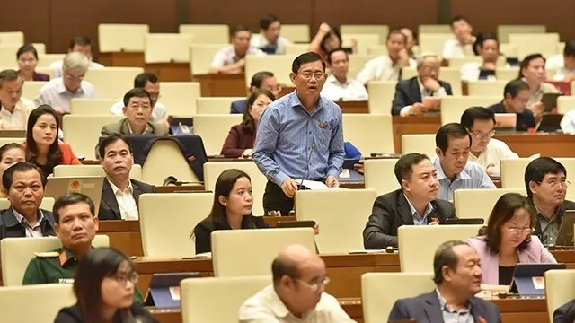 A deputy from Quang Binh speaks at the session.