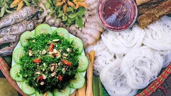 Nhot vegetables can be savoured as a side dish with rice cakes, Nghe An stuffed pancakes and vermicelli with shrimp paste.