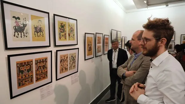 Visitors to the exhibition that opened at the Vietnam National Fine Arts Museum in Hanoi on October 31 (Photo: VNA)