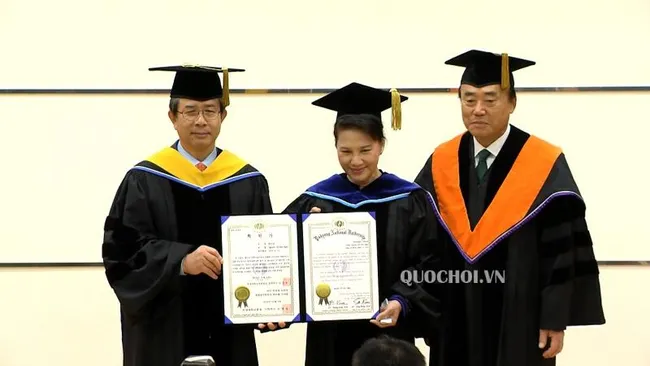 Vietnamese National Assembly Chairwoman Nguyen Thi Kim Ngan (center) receives Honorary Doctorate Degree of Politics, Busan city, December 5, 2018 - Photo: VNA