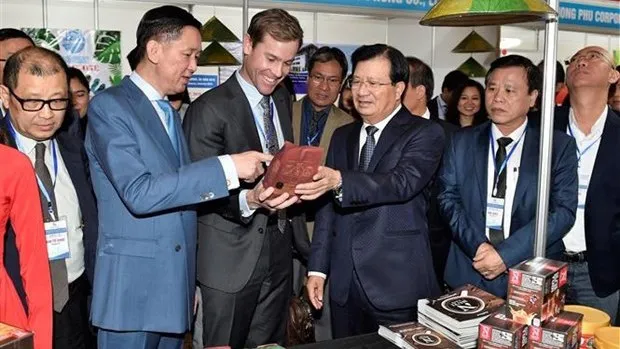Deputy PM Trinh Dinh Dung (fourth from left) attends the event in Melbourne (Photo: VNA)