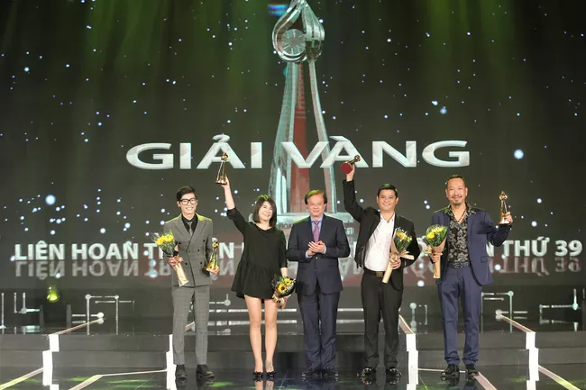 Gold prize winners at the awards ceremony (Photo: VTVNews)