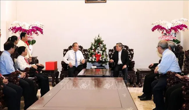 Deputy PM Truong Hoa Binh meets the Archbishop of Ho Chi Minh City Archdiocese Nguyen Nang. (Photo: VNA)
