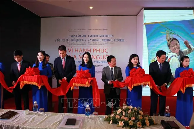 Delegates cut the ribbon to open the exhibition. (Photo: VNA)