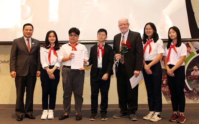 Children present the Hanoi Call for Action to delegates at the closing session of the Asia-Pacific Regional Conference on Early Childhood Development.