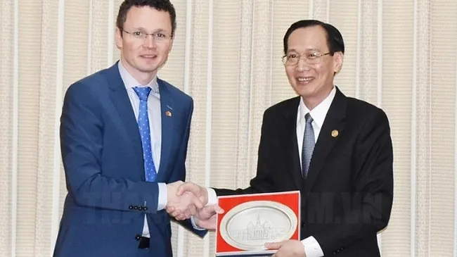 Permanent Vice Chairman of the HCM City People’s Committee Le Thanh Liem (right) and Patrick O’Donovan, Minister of State for Public Procurement, Open Government and eGovernment of Ireland.