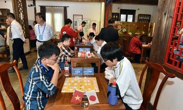 Vietnamese masters (left side) compete at the Zhouzhuang Cup. (Source: Vietnam Sports Administration)
