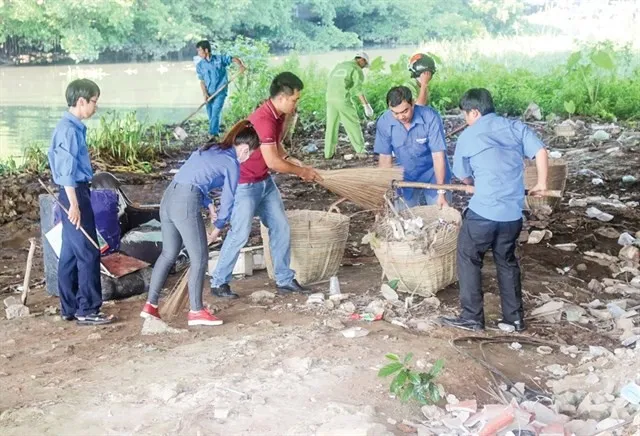Young people collect solid waste in Cần Thơ Province’s Ninh Kieu district. (Photo baocantho.com.vn )
