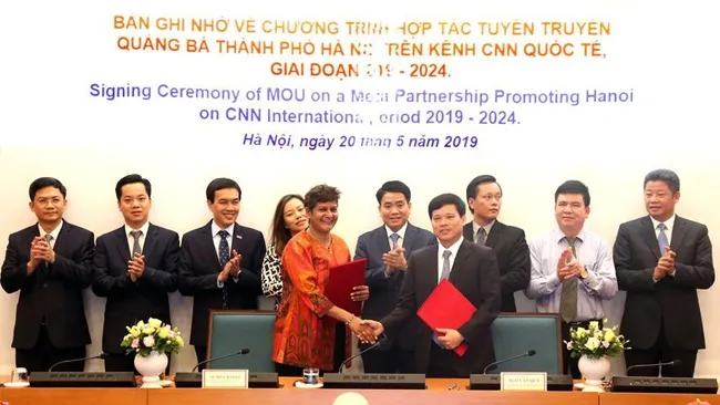 At the signing ceremony (Photo: hanoimoi.com.vn)