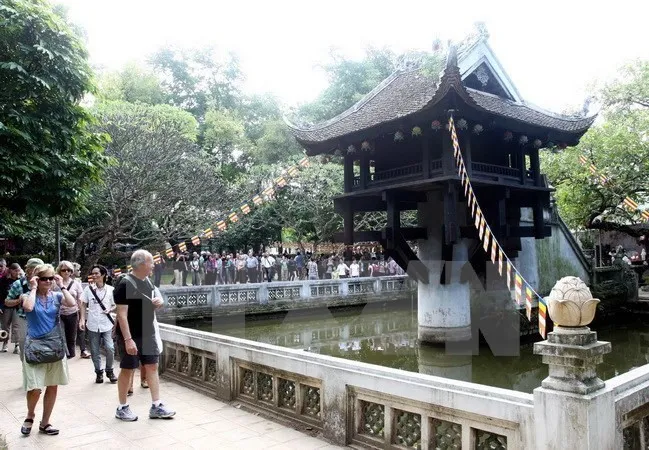 One Pillar Pagoda in Hanoi attracts foreigners. (Photo: VNA)