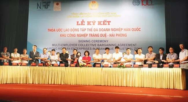 At the signing ceremony for the three-year multi-employer collective bargaining agreement in Hai Phong city (Photo: VNA)