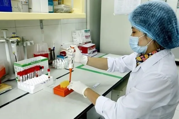 A doctor conducts a test at a hospital (Photo: VNA)
