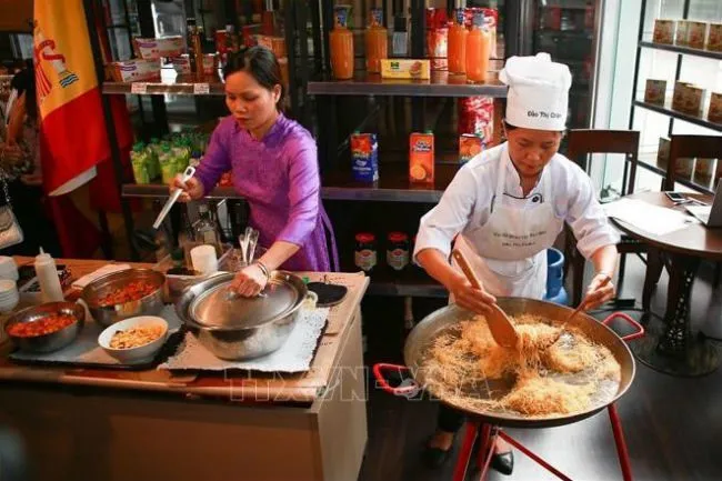 hefs prepare Tapa, a traditional Spanish dish that has become popular internationally - PHOTO: VNA