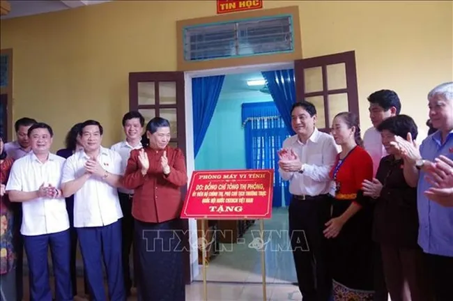 Vice Chairwoman of the National Assembly Tong Thi Phong (third from left) visits ethnic minority boarding school in Con Cuong district. (Photo: VNA)