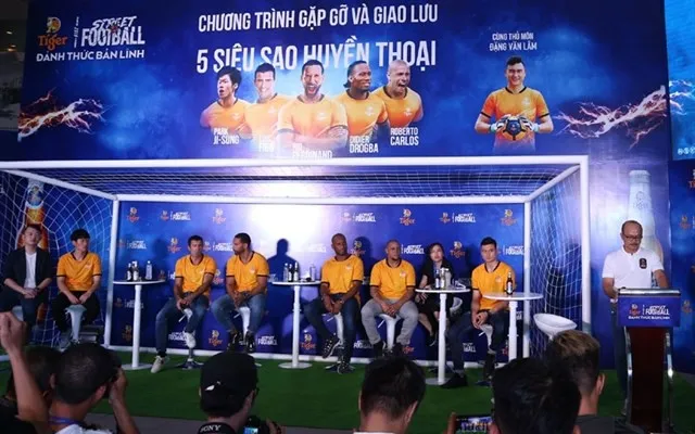 Vietnamese fans had the chance to meet five football legends at Tiger Street Football 2019. (Photo: hanoimoi.com.vn)