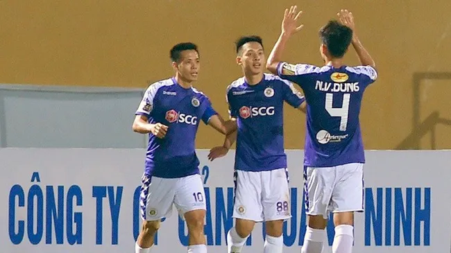Hanoi FC players celebrate the opening goal. (Photo: NDO/Tran Hai)